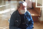 Invalidní důchodce Radek Miler (53) podle soudu zatajil v roce 2009 smrt matky a jako opatrovník dál pobíral příspěvek na péči o ženu. V úterý dostal u soudu podmínku, vrátit musí 756 tisíc korun.