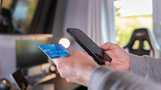 Česká spořitelna varuje klienty před podvodníky. Jak poznat podezřelé telefonáty? Česká spořitelna varuje klienty před podvodníky. Jak poznat podezřelé telefonáty?