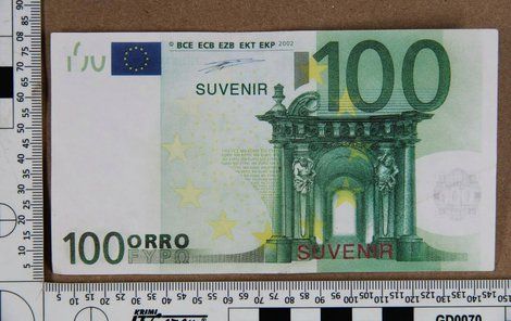 Podvodník prodával falešná eura s nápisem Suvenir.