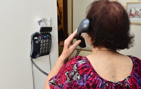 Muž komunikoval se seniorkou přes telefon, volal jí hned několikrát a stále naléhal, aby vyrazila pro půjčku do banky.