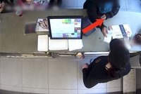 Unikátní video: Jako Houdini! Podívejte se, jak cizinka okrádala pokladní v Brně
