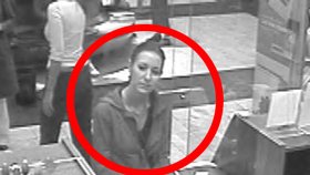 To je žena podezřelá ze statisícového podvodu. Poznáte jí? Volejte linku 158!