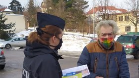 Policisté z Lomnice nad Popelkou připravili pro seniory informační kampaň. Má je varovat před podvodníky