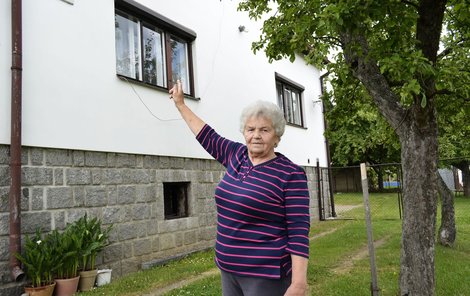 Jaroslava Poláková (75)ukazuje, která okna měla rozbitá.