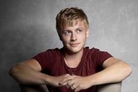 Nebezpečné rande v Praze 4: Podvodník své oběti omámil a pak okradl! Poznáváte ho?
