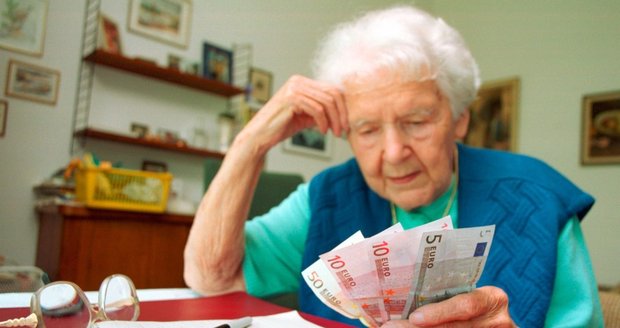 Podvodníci se často snaží využívat důvěřivosti starších lidí (ilustrační foto)