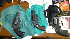 Policisté při domovní prohlídce u podvodníka objevili nelegálně držené zbraně a tři cestovní pasy