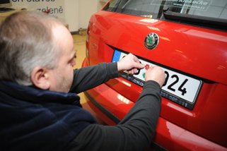 Nalepená červená známka neprozradí, zda auto technickou skutečně prošlo