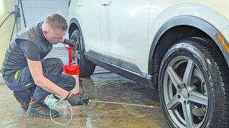 Řidiči si myslí, že stačí pouze projet myčkou. Jenže automat často sůl jen namočí, ale nevypláchne ji ze skrytých zákoutí. Tam pak zůstane a podvozek tiše koroduje dál. Řidiči si myslí, že stačí pouze projet myčkou. Jenže automat často sůl jen namočí, ale nevypláchne ji ze skrytých zákoutí. Tam pak zůstane a podvozek tiše koroduje dál.