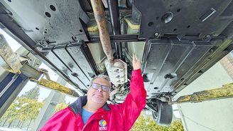 Už po jedné zimní sezoně je na celém spodku auta solný povlak, který může pomalu ničit podvozek Už po jedné zimní sezoně je na celém spodku auta solný povlak, který může pomalu ničit podvozek