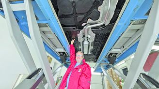 Na aplikaci ochrany na bázi asfaltu nebo kaučuku stačí jeden den. Na podvozku se pak vytvoří černá pružná vrstva. Na aplikaci ochrany na bázi asfaltu nebo kaučuku stačí jeden den. Na podvozku se pak vytvoří černá pružná vrstva.