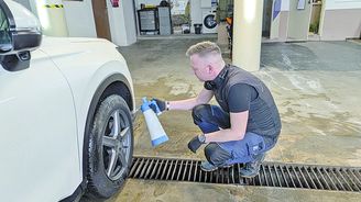 Řidiči si myslí, že stačí pouze projet myčkou. Jenže automat často sůl jen namočí, ale nevypláchne ji ze skrytých zákoutí. Tam pak zůstane a podvozek tiše koroduje dál. Řidiči si myslí, že stačí pouze projet myčkou. Jenže automat často sůl jen namočí, ale nevypláchne ji ze skrytých zákoutí. Tam pak zůstane a podvozek tiše koroduje dál.