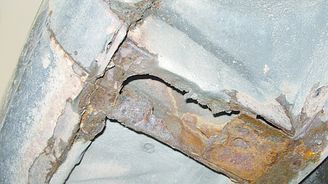 Pokud už jsou v podvozku od rzi vyžrané díry, nemá jakákoli ochrana smysl. Chcete-li si nastříkat ochranu sami, měli byste vědět kam. Pokud už jsou v podvozku od rzi vyžrané díry, nemá jakákoli ochrana smysl. Chcete-li si nastříkat ochranu sami, měli byste vědět kam.