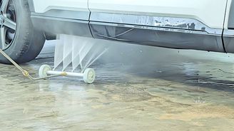 Na mytí podvozku se používá stříkací jezdítko na tyči Na mytí podvozku se používá stříkací jezdítko na tyči