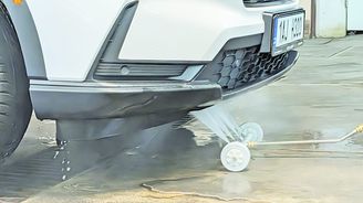 Na mytí podvozku se používá stříkací jezdítko na tyči Na mytí podvozku se používá stříkací jezdítko na tyči