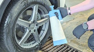 Řidiči si myslí, že stačí pouze projet myčkou. Jenže automat často sůl jen namočí, ale nevypláchne ji ze skrytých zákoutí. Tam pak zůstane a podvozek tiše koroduje dál. Řidiči si myslí, že stačí pouze projet myčkou. Jenže automat často sůl jen namočí, ale nevypláchne ji ze skrytých zákoutí. Tam pak zůstane a podvozek tiše koroduje dál.