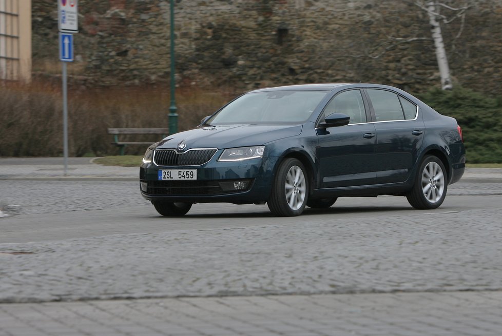 Městská dlažba dokáže karoserii 1.4 TSI na sedmnáctipalcových kolech rozdunět