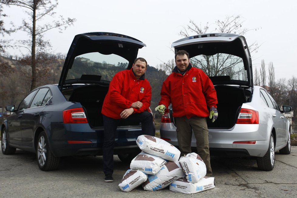 Tři sta dvacet kilo suché malty zmizelo v útrobách octavií jako nic