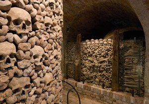 V kostnici pod kostelem svatého Jakuba jsou uloženy ostatky až 50 tisíc obyvatel Brna včetně obětí morových ran, válečných střetů a švédského obléhání.