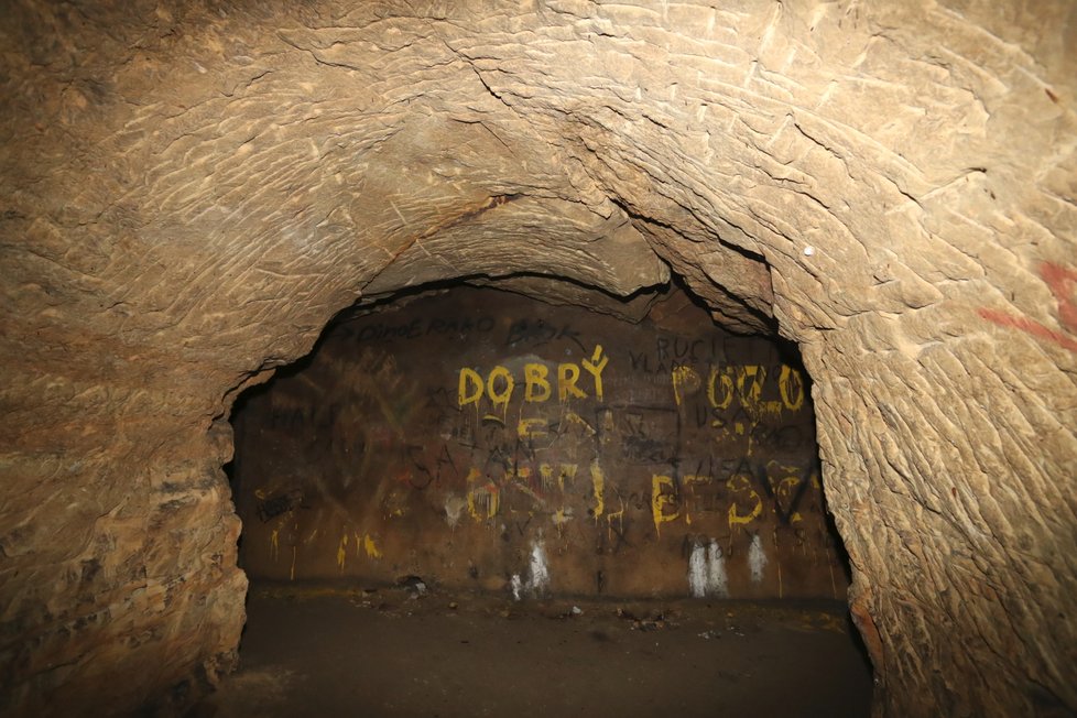 Po stěnách podzemí v Divoké Šárce se vyskytují nejrůznější moderní čmáranice, které historický objekt znehodnocují.