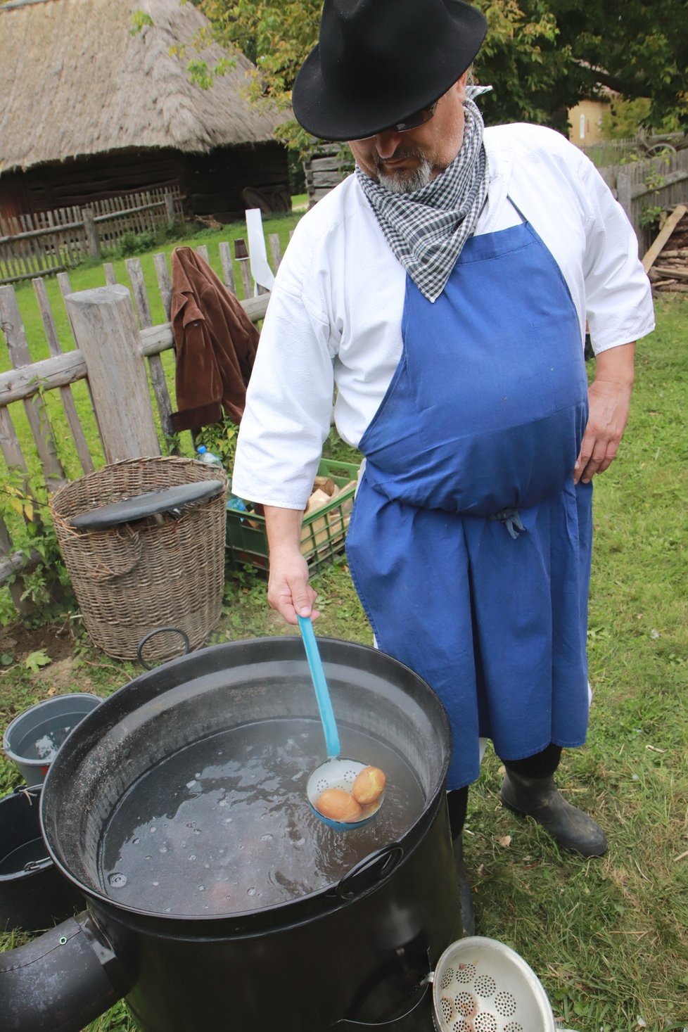 Jan Zezula (58) představuje tradiční vaření íbrambor. Vesničané je vařili ve velkých hrncích, děti na ně rády chodily.