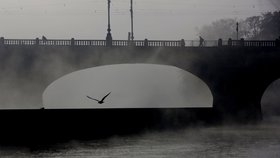 Teplotní sešup a nástup pravého podzimu dorazí také do Prahy.