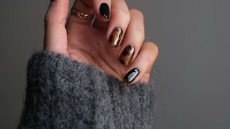 Od tekutého stříbra po půlnoční modř: Jaké trendy ovládnou letošní podzimní manikúru? Od tekutého stříbra po půlnoční modř: Jaké trendy ovládnou letošní podzimní manikúru?