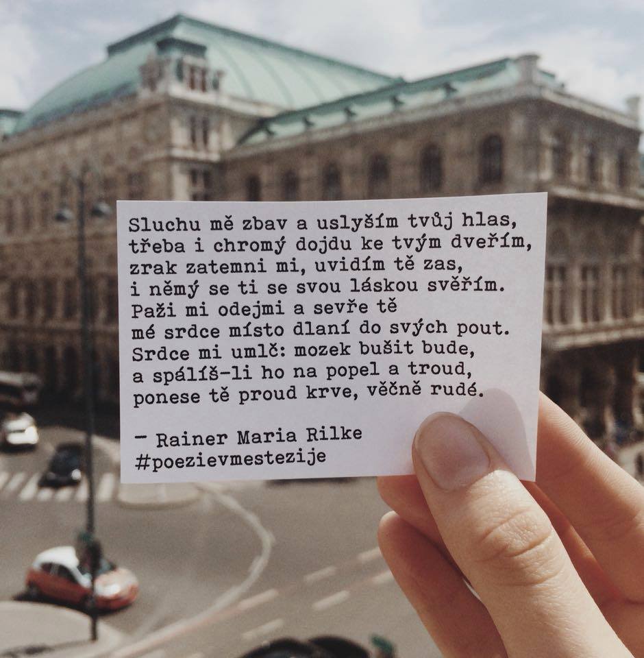 Poezie ve městě žije