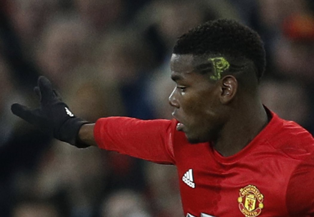 Záložník Manchesteru United Paul Pogba s novým účesem