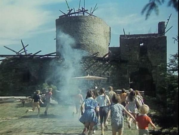 Už i skřítci ve filmu Ať žijí duchové věděli, že hrad Krakovec potřebuje střechu.