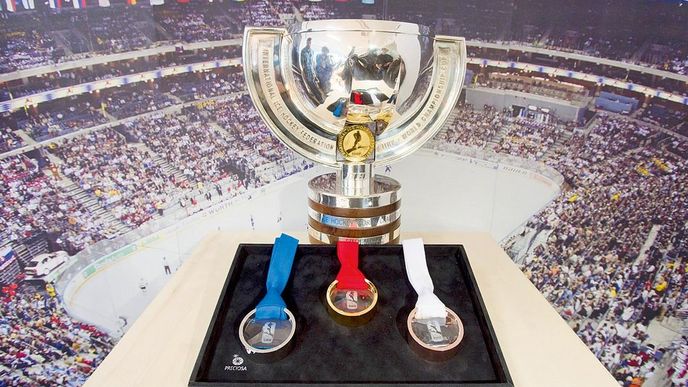 Pohár a medaile pro úspěšné týmy na hokejovém MS