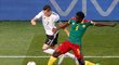 Obránce Kamerunu Michael Ngadeu v souboji s německým kapitánem Julianem Draxlerem