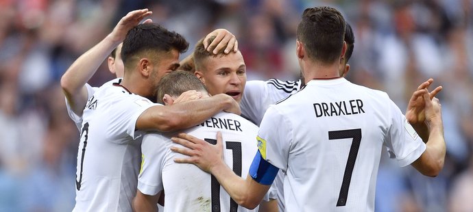 Fotbalisté Německa slaví na Poháru FIFA gól proti Kamerunu