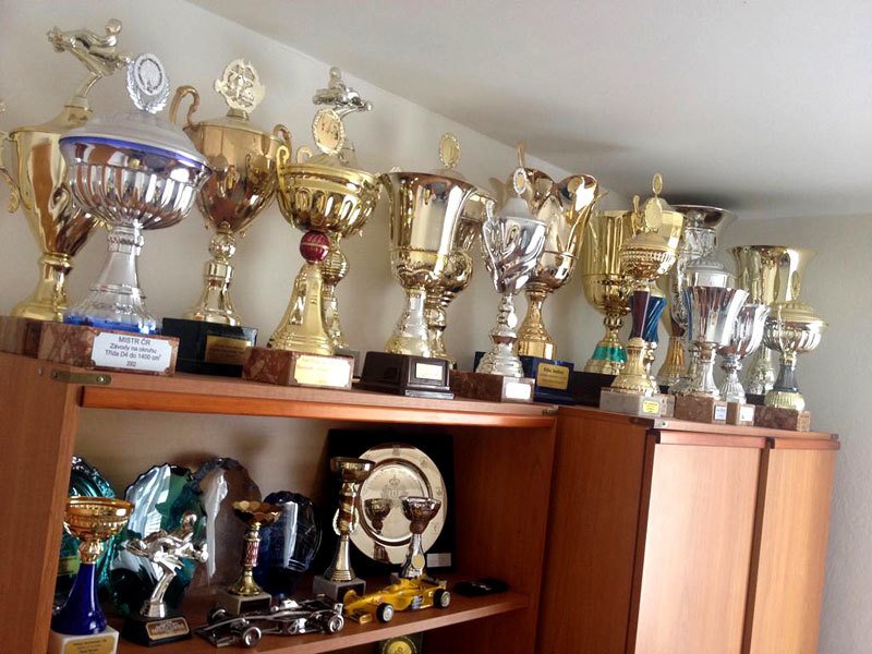 Úspěšní závodníci poháry sbírají. Zde vidíte sbírku jednoho z úspěšných Čechů.