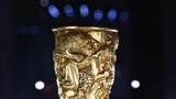 Unikát nedozírné ceny: Zlatý pohár Alexandra Velikého vystavují na zámku ve Valticích!