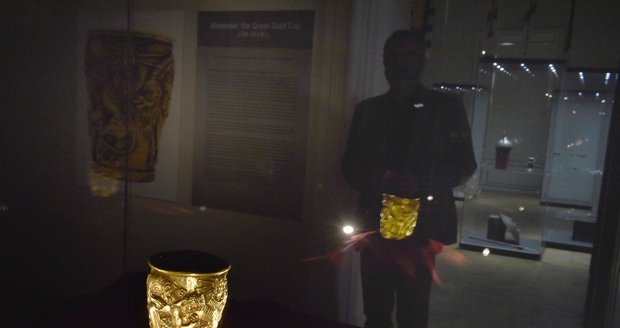 Návštěvníci zámku ve Valticích na Břeclavsku si mohou do konce července prohlédnout zlatý pohár Alexandra Velikého.