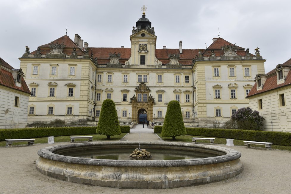 Návštěvníci zámku ve Valticích na Břeclavsku si mohou do konce července prohlédnout zlatý pohár Alexandra Velikého.