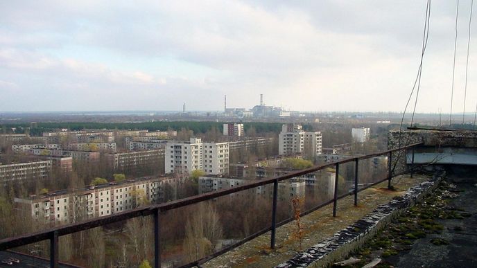 pohled na Černobyl z města Pripjať (Pripyat)