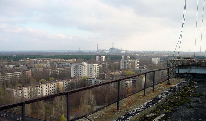 pohled na Černobyl z města Pripjať (Pripyat)