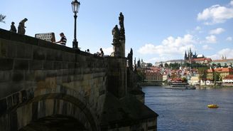 Karlův most prý předčí i Velkou čínskou zeď. Turisté přesto Prahu nešetří