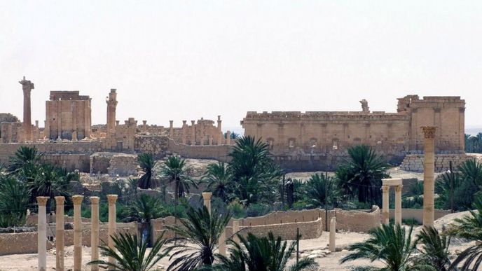 pohled na památky v městě Palmýra,
