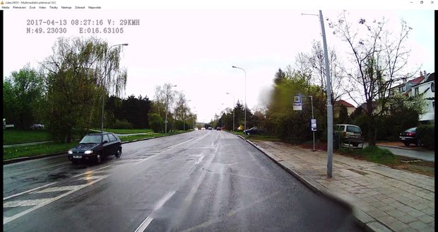 Těsně před nehodou projížděl Seifertovou ulicí v Brně řidič MHD, který na záznamu zachytil situaci.