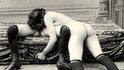 S příchodem fotografie touha lidí pro prasárničkách rozhodně neutichla. Už na sklonku 19. století se odvážlivci mohli pochlubit fotografií sexuálního aktu, kde nezůstal prostor pro fantazii.