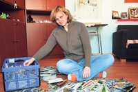 Mladou ženu upoutala Crohnova choroba na lůžko: Přátelé jí poslali 2000 pohlednic z celého světa