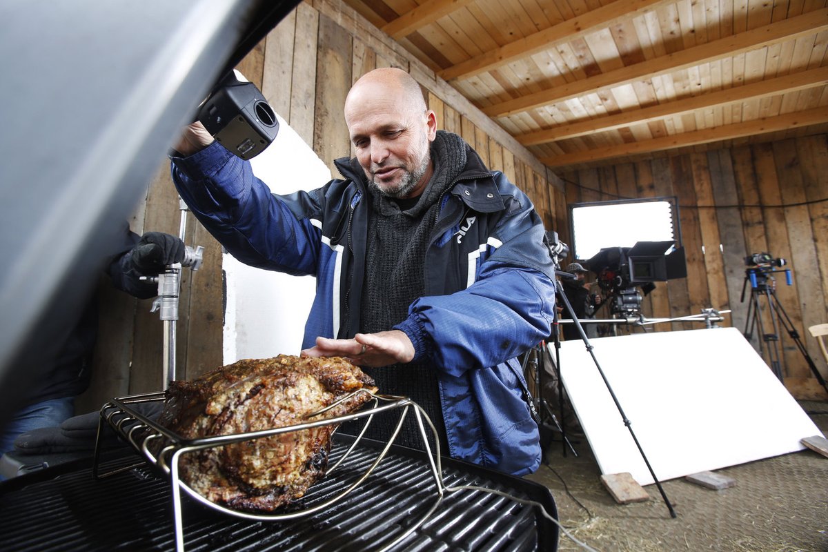 Pod dřevěnou pergolou se na farmě natáčel nový pořad Rozpal to, šéfe