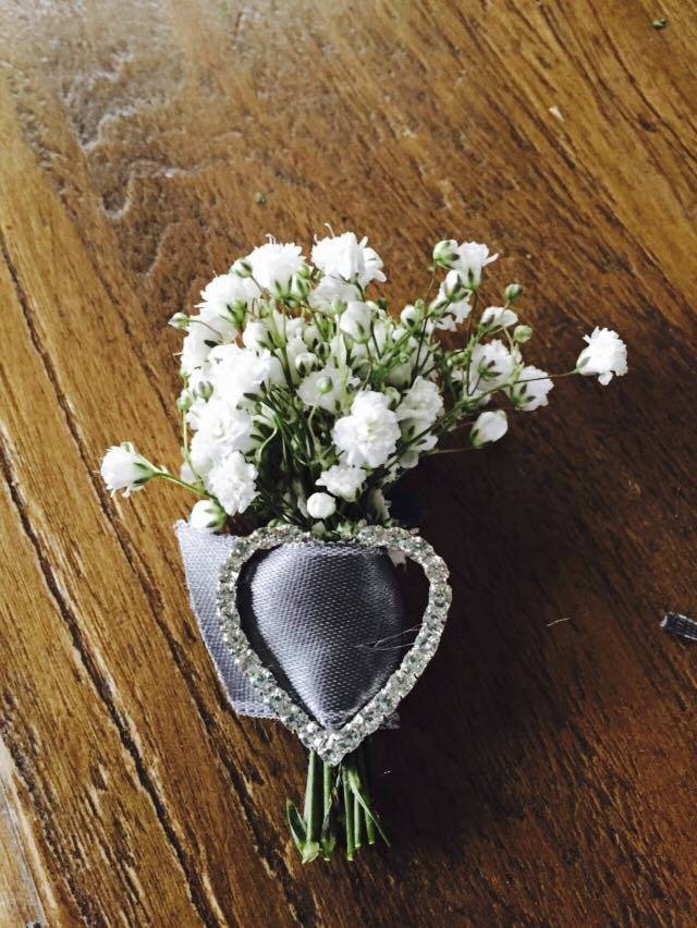 „Tak se mi vdává zítra ségra. Vyrobila jsem jí květinku,“ napsala Zdeňka Pohlreich tajemně na svém Facebooku k fotkám bílých orchidejí.