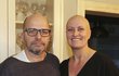 Tři chemoterapie připravily Zdeňku o vlasy. Úsměv jí rakovina ale nesebrala.