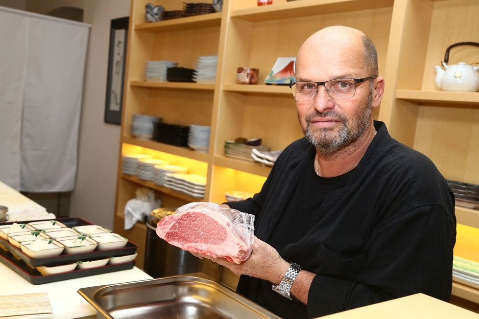 Zdeněk s masem kobe, jehož cena za kilo se pohybuje okolo tří tisíc korun.