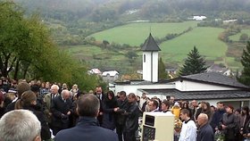 S Nikolkou Kapkovou se přišla rozloučit téměř celá vesnice