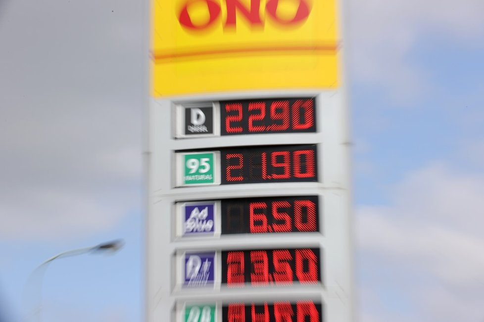 Ceny pohonných hmot v Česku spadly na minimum.